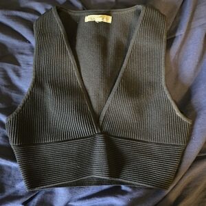 V-neck ribbed sleevless crop top